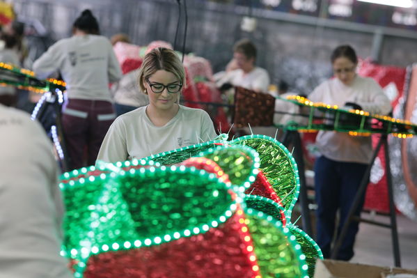 Elaboración artesanal Alumbrado Navideño 2017
Elaboración artesanal Alumbrado Navideño 2017.
Fecha: 23 Octubre 2017.
Para descargar esta fotografía en alta resolución, haga clic sobre la imagen hasta que la misma se despliegue en la pantalla completa; luego dé clic derecho y elija la opción "guardar imagen como". 
En caso de publicación por cualquier medio, solicitamos acompañarla del crédito: "Foto EPM"
Palabras clave: Elaboración artesanal Alumbrado Navideño 2017