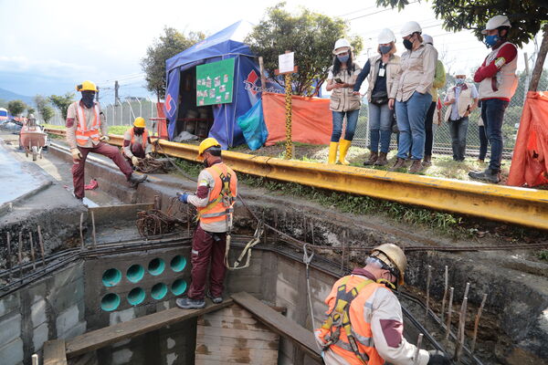 Túnel lineal proyecto central Guayabal
Túnel lineal proyecto Central y Guayabal.
Fecha: 23 Octubre 2020.
Para descargar esta fotografía en alta resolución, haga clic sobre la imagen hasta que la misma se despliegue en la pantalla completa; luego dé clic derecho y elija la opción "guardar imagen como". 
En caso de publicación por cualquier medio, solicitamos acompañarla del crédito: "Foto EPM"
Palabras clave: Túnel lineal proyecto central Guayabal