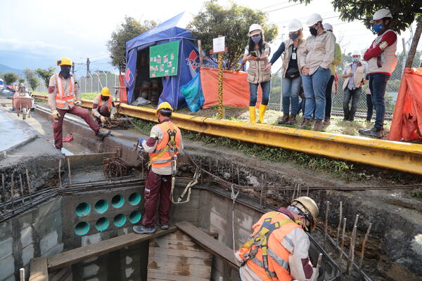 Túnel lineal proyecto central Guayabal
Túnel lineal proyecto Central y Guayabal.
Fecha: 23 Octubre 2020.
Para descargar esta fotografía en alta resolución, haga clic sobre la imagen hasta que la misma se despliegue en la pantalla completa; luego dé clic derecho y elija la opción "guardar imagen como". 
En caso de publicación por cualquier medio, solicitamos acompañarla del crédito: "Foto EPM"
Palabras clave: Túnel lineal proyecto central Guayabal