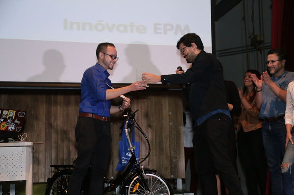 Gran final de Innóvate EPM
Gran final de Innóvate EPM.
Fecha: 26 Octubre 2018.
Para descargar esta fotografía en alta resolución, haga clic sobre la imagen hasta que la misma se despliegue en la pantalla completa; luego dé clic derecho y elija la opción "guardar imagen como". 
En caso de publicación por cualquier medio, solicitamos acompañarla del crédito: "Foto EPM"

Palabras clave: Gran final Innóvate EPM