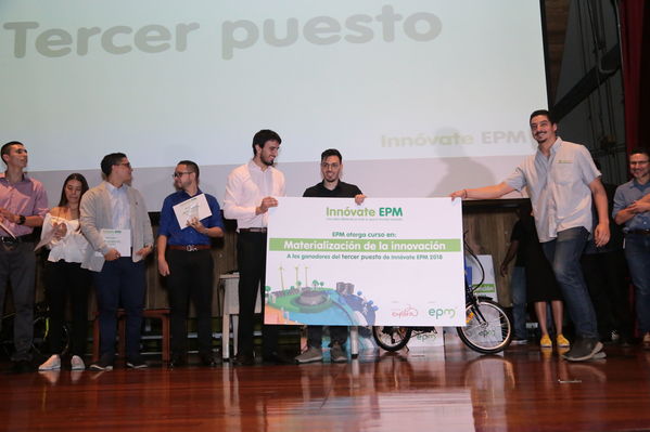 Gran final de Innóvate EPM
Gran final de Innóvate EPM.
Fecha: 26 Octubre 2018.
Para descargar esta fotografía en alta resolución, haga clic sobre la imagen hasta que la misma se despliegue en la pantalla completa; luego dé clic derecho y elija la opción "guardar imagen como". 
En caso de publicación por cualquier medio, solicitamos acompañarla del crédito: "Foto EPM"

Palabras clave: Gran final Innóvate EPM