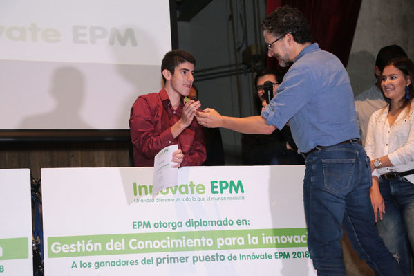 Gran final de Innóvate EPM
Gran final de Innóvate EPM.
Fecha: 26 Octubre 2018.
Para descargar esta fotografía en alta resolución, haga clic sobre la imagen hasta que la misma se despliegue en la pantalla completa; luego dé clic derecho y elija la opción "guardar imagen como". 
En caso de publicación por cualquier medio, solicitamos acompañarla del crédito: "Foto EPM"

Palabras clave: Gran final Innóvate EPM