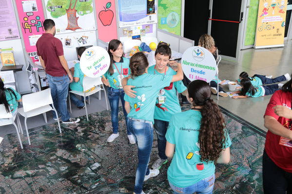 Feria Central CT+I
Feria Central CT+I
Fecha: Octubre 27 de 2016
Para descargar esta fotografía en alta resolución, haga clic sobre la imagen hasta que la misma se despliegue en la pantalla completa; luego dé clic derecho y elija la opción "guardar imagen como". 
En caso de publicación por cualquier medio, solicitamos acompañarla del crédito: "Foto EPM"
Palabras clave: Feria Central CT+I
