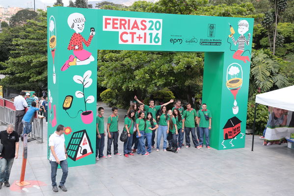 Feria Central CT+I
Feria Central CT+I
Fecha: Octubre 27 de 2016
Para descargar esta fotografía en alta resolución, haga clic sobre la imagen hasta que la misma se despliegue en la pantalla completa; luego dé clic derecho y elija la opción "guardar imagen como". 
En caso de publicación por cualquier medio, solicitamos acompañarla del crédito: "Foto EPM"
Palabras clave: Feria Central CT+I