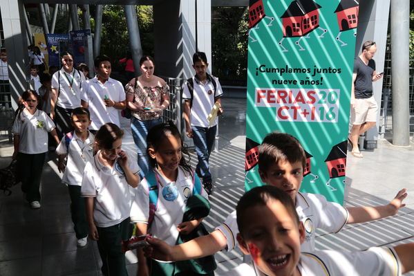 Feria Central CT+I
Feria Central CT+I
Fecha: Octubre 27 de 2016
Para descargar esta fotografía en alta resolución, haga clic sobre la imagen hasta que la misma se despliegue en la pantalla completa; luego dé clic derecho y elija la opción "guardar imagen como". 
En caso de publicación por cualquier medio, solicitamos acompañarla del crédito: "Foto EPM"
Palabras clave: Feria Central CT+I