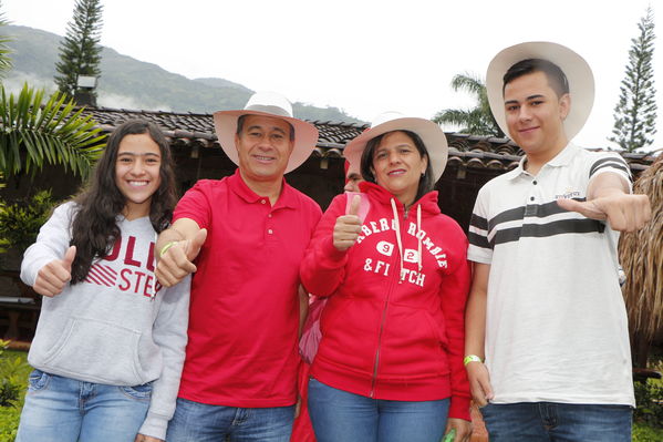 Feria de la Familia Norte, Nordeste y Magdalena Medio
Feria de la Familia Norte, Nordeste y Magdalena Medio
Fecha: Octubre 29 de 2016
Para descargar esta fotografía en alta resolución, haga clic sobre la imagen hasta que la misma se despliegue en la pantalla completa; luego dé clic derecho y elija la opción "guardar imagen como". 
En caso de publicación por cualquier medio, solicitamos acompañarla del crédito: "Foto EPM"
Palabras clave: Feria Familia Norte Nordeste Magdalena Medio