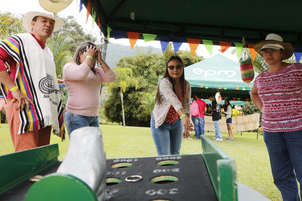 Feria de la Familia Norte, Nordeste y Magdalena Medio
Feria de la Familia Norte, Nordeste y Magdalena Medio
Fecha: Octubre 29 de 2016
Para descargar esta fotografía en alta resolución, haga clic sobre la imagen hasta que la misma se despliegue en la pantalla completa; luego dé clic derecho y elija la opción "guardar imagen como". 
En caso de publicación por cualquier medio, solicitamos acompañarla del crédito: "Foto EPM"
Palabras clave: Feria Familia Norte Nordeste Magdalena Medio
