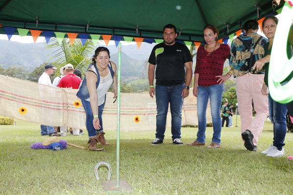 Feria de la Familia Norte, Nordeste y Magdalena Medio
Feria de la Familia Norte, Nordeste y Magdalena Medio
Fecha: Octubre 29 de 2016
Para descargar esta fotografía en alta resolución, haga clic sobre la imagen hasta que la misma se despliegue en la pantalla completa; luego dé clic derecho y elija la opción "guardar imagen como". 
En caso de publicación por cualquier medio, solicitamos acompañarla del crédito: "Foto EPM"
Palabras clave: Feria Familia Norte Nordeste Magdalena Medio