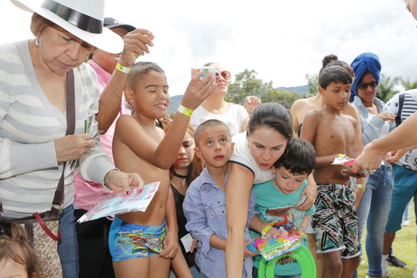 Feria de la Familia Norte, Nordeste y Magdalena Medio
Feria de la Familia Norte, Nordeste y Magdalena Medio
Fecha: Octubre 29 de 2016
Para descargar esta fotografía en alta resolución, haga clic sobre la imagen hasta que la misma se despliegue en la pantalla completa; luego dé clic derecho y elija la opción "guardar imagen como". 
En caso de publicación por cualquier medio, solicitamos acompañarla del crédito: "Foto EPM"
Palabras clave: Feria Familia Norte Nordeste Magdalena Medio