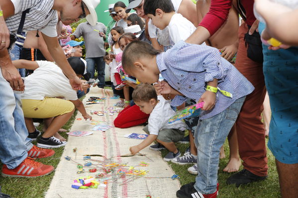 Feria de la Familia Norte, Nordeste y Magdalena Medio
Feria de la Familia Norte, Nordeste y Magdalena Medio
Fecha: Octubre 29 de 2016
Para descargar esta fotografía en alta resolución, haga clic sobre la imagen hasta que la misma se despliegue en la pantalla completa; luego dé clic derecho y elija la opción "guardar imagen como". 
En caso de publicación por cualquier medio, solicitamos acompañarla del crédito: "Foto EPM"
Palabras clave: Feria Familia Norte Nordeste Magdalena Medio