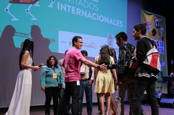 Premiación de la Feria Central CT+I
Premiación de la Feria Central CT+I
Fecha: Octubre 29 de 2016
Para descargar esta fotografía en alta resolución, haga clic sobre la imagen hasta que la misma se despliegue en la pantalla completa; luego dé clic derecho y elija la opción "guardar imagen como". 
En caso de publicación por cualquier medio, solicitamos acompañarla del crédito: "Foto EPM"
Palabras clave: Premiación Feria Central CT+I