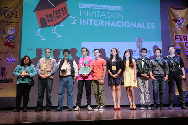 Premiación de la Feria Central CT+I
Premiación de la Feria Central CT+I
Fecha: Octubre 29 de 2016
Para descargar esta fotografía en alta resolución, haga clic sobre la imagen hasta que la misma se despliegue en la pantalla completa; luego dé clic derecho y elija la opción "guardar imagen como". 
En caso de publicación por cualquier medio, solicitamos acompañarla del crédito: "Foto EPM"
Palabras clave: Premiación Feria Central CT+I