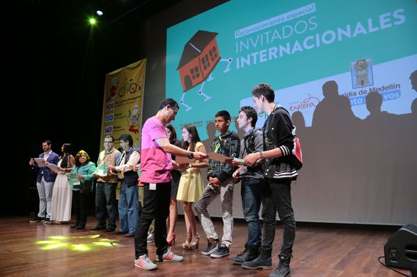 Premiación de la Feria Central CT+I
Premiación de la Feria Central CT+I
Fecha: Octubre 29 de 2016
Para descargar esta fotografía en alta resolución, haga clic sobre la imagen hasta que la misma se despliegue en la pantalla completa; luego dé clic derecho y elija la opción "guardar imagen como". 
En caso de publicación por cualquier medio, solicitamos acompañarla del crédito: "Foto EPM"
Palabras clave: Premiación Feria Central CT+I