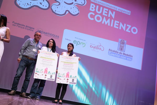 Premiación de la Feria Central CT+I
Premiación de la Feria Central CT+I
Fecha: Octubre 29 de 2016
Para descargar esta fotografía en alta resolución, haga clic sobre la imagen hasta que la misma se despliegue en la pantalla completa; luego dé clic derecho y elija la opción "guardar imagen como". 
En caso de publicación por cualquier medio, solicitamos acompañarla del crédito: "Foto EPM"
Palabras clave: Premiación Feria Central CT+I
