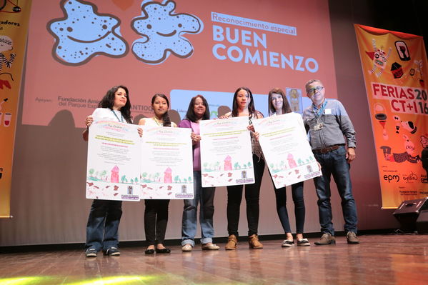 Premiación de la Feria Central CT+I
Premiación de la Feria Central CT+I
Fecha: Octubre 29 de 2016
Para descargar esta fotografía en alta resolución, haga clic sobre la imagen hasta que la misma se despliegue en la pantalla completa; luego dé clic derecho y elija la opción "guardar imagen como". 
En caso de publicación por cualquier medio, solicitamos acompañarla del crédito: "Foto EPM"
Palabras clave: Premiación Feria Central CT+I