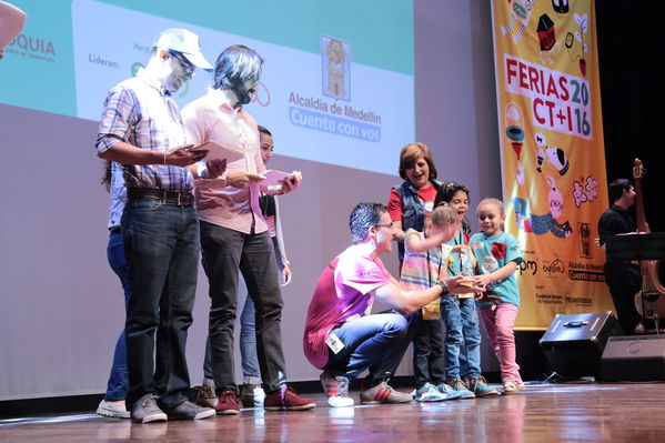 Premiación de la Feria Central CT+I
Premiación de la Feria Central CT+I
Fecha: Octubre 29 de 2016
Para descargar esta fotografía en alta resolución, haga clic sobre la imagen hasta que la misma se despliegue en la pantalla completa; luego dé clic derecho y elija la opción "guardar imagen como". 
En caso de publicación por cualquier medio, solicitamos acompañarla del crédito: "Foto EPM"
Palabras clave: Premiación Feria Central CT+I
