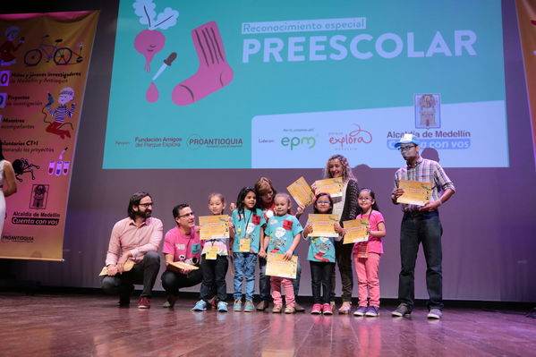 Premiación de la Feria Central CT+I
Premiación de la Feria Central CT+I
Fecha: Octubre 29 de 2016
Para descargar esta fotografía en alta resolución, haga clic sobre la imagen hasta que la misma se despliegue en la pantalla completa; luego dé clic derecho y elija la opción "guardar imagen como". 
En caso de publicación por cualquier medio, solicitamos acompañarla del crédito: "Foto EPM"
Palabras clave: Premiación Feria Central CT+I