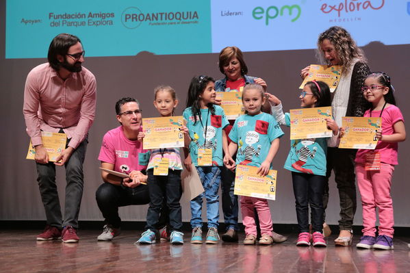 Premiación de la Feria Central CT+I
Premiación de la Feria Central CT+I
Fecha: Octubre 29 de 2016
Para descargar esta fotografía en alta resolución, haga clic sobre la imagen hasta que la misma se despliegue en la pantalla completa; luego dé clic derecho y elija la opción "guardar imagen como". 
En caso de publicación por cualquier medio, solicitamos acompañarla del crédito: "Foto EPM"
Palabras clave: Premiación Feria Central CT+I