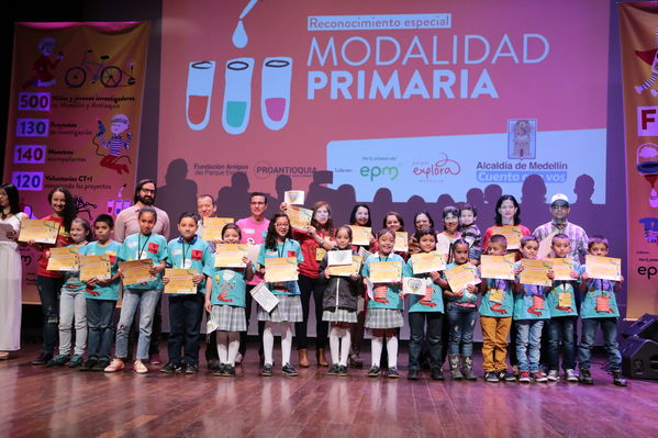 Premiación de la Feria Central CT+I
Premiación de la Feria Central CT+I
Fecha: Octubre 29 de 2016
Para descargar esta fotografía en alta resolución, haga clic sobre la imagen hasta que la misma se despliegue en la pantalla completa; luego dé clic derecho y elija la opción "guardar imagen como". 
En caso de publicación por cualquier medio, solicitamos acompañarla del crédito: "Foto EPM"
Palabras clave: Premiación Feria Central CT+I
