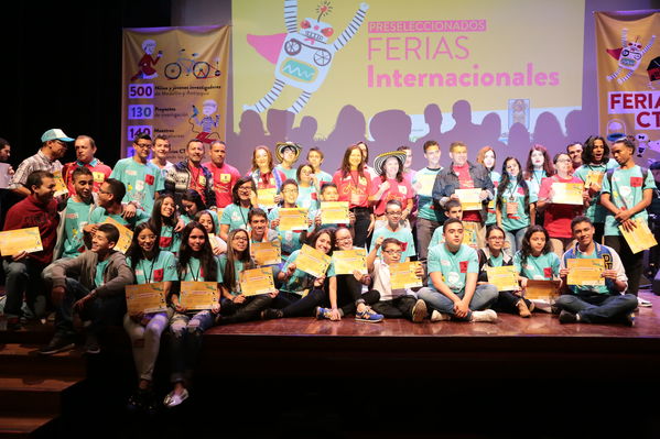 Premiación de la Feria Central CT+I
Premiación de la Feria Central CT+I
Fecha: Octubre 29 de 2016
Para descargar esta fotografía en alta resolución, haga clic sobre la imagen hasta que la misma se despliegue en la pantalla completa; luego dé clic derecho y elija la opción "guardar imagen como". 
En caso de publicación por cualquier medio, solicitamos acompañarla del crédito: "Foto EPM"
Palabras clave: Premiación Feria Central CT+I