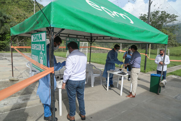  Visita autoridades Hidroituango
Visita autoridades a Hidroituango.
Fecha: 30 Octubre 2020.
Para descargar esta fotografía en alta resolución, haga clic sobre la imagen hasta que la misma se despliegue en la pantalla completa; luego dé clic derecho y elija la opción "guardar imagen como". 
En caso de publicación por cualquier medio, solicitamos acompañarla del crédito: "Foto EPM
Palabras clave: Visita autoridades Hidroituango