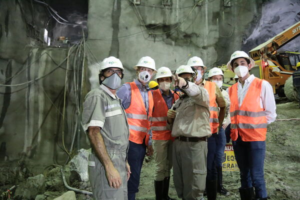  Visita autoridades Hidroituango
Visita autoridades a Hidroituango.
Fecha: 30 Octubre 2020.
Para descargar esta fotografía en alta resolución, haga clic sobre la imagen hasta que la misma se despliegue en la pantalla completa; luego dé clic derecho y elija la opción "guardar imagen como". 
En caso de publicación por cualquier medio, solicitamos acompañarla del crédito: "Foto EPM
Palabras clave: Visita autoridades Hidroituango