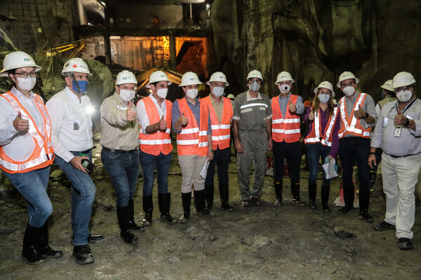  Visita autoridades Hidroituango
Visita autoridades a Hidroituango.
Fecha: 30 Octubre 2020.
Para descargar esta fotografía en alta resolución, haga clic sobre la imagen hasta que la misma se despliegue en la pantalla completa; luego dé clic derecho y elija la opción "guardar imagen como". 
En caso de publicación por cualquier medio, solicitamos acompañarla del crédito: "Foto EPM
Palabras clave: Visita autoridades Hidroituango