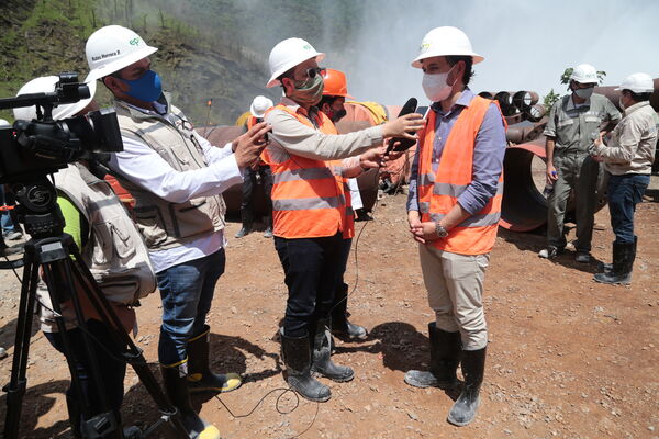 Visita autoridades Hidroituango
Visita autoridades a Hidroituango.
Fecha: 30 Octubre 2020.
Para descargar esta fotografía en alta resolución, haga clic sobre la imagen hasta que la misma se despliegue en la pantalla completa; luego dé clic derecho y elija la opción "guardar imagen como". 
En caso de publicación por cualquier medio, solicitamos acompañarla del crédito: "Foto EPM"
Palabras clave: Visita autoridades Hidroituango