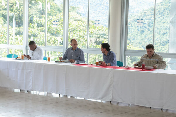 Visita autoridades Hidroituango
Visita autoridades a Hidroituango.
Fecha: 30 Octubre 2020.
Para descargar esta fotografía en alta resolución, haga clic sobre la imagen hasta que la misma se despliegue en la pantalla completa; luego dé clic derecho y elija la opción "guardar imagen como". 
En caso de publicación por cualquier medio, solicitamos acompañarla del crédito: "Foto EPM"
Palabras clave: Visita autoridades Hidroituango