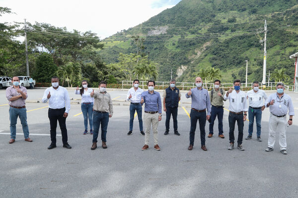 Visita autoridades Hidroituango
Visita autoridades a Hidroituango.
Fecha: 30 Octubre 2020.
Para descargar esta fotografía en alta resolución, haga clic sobre la imagen hasta que la misma se despliegue en la pantalla completa; luego dé clic derecho y elija la opción "guardar imagen como". 
En caso de publicación por cualquier medio, solicitamos acompañarla del crédito: "Foto EPM"
Palabras clave: Visita autoridades Hidroituango