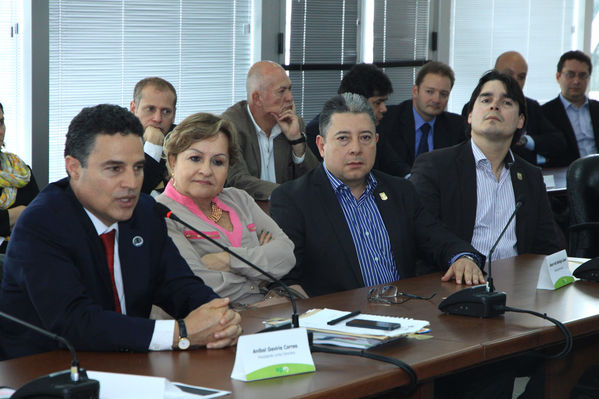 Cierre de Negociación Grupo EPM-MILLICOM
Cierre de Negociación Grupo EPM-MILLICOM
Fecha: Octubre 1 de 2013. Lugar:  Sala de Juntas, Edificio EPM
Para descargar esta fotografía en alta resolución, haga clic sobre la imagen hasta que la misma se despliegue en la pantalla completa; luego dé clic derecho y elija la opción "guardar imagen como". 
En caso de publicación por cualquier medio, solicitamos acompañarla del crédito: "Foto EPM".
Palabras clave: Cierre Negociación Grupo EPM MILLICOM