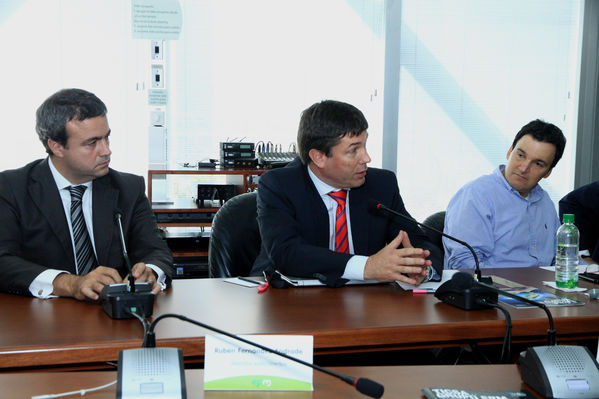 Cierre de Negociación Grupo EPM-MILLICOM
Cierre de Negociación Grupo EPM-MILLICOM
Fecha: Octubre 1 de 2013. Lugar:  Sala de Juntas, Edificio EPM
Para descargar esta fotografía en alta resolución, haga clic sobre la imagen hasta que la misma se despliegue en la pantalla completa; luego dé clic derecho y elija la opción "guardar imagen como". 
En caso de publicación por cualquier medio, solicitamos acompañarla del crédito: "Foto EPM".
Palabras clave: Cierre Negociación Grupo EPM MILLICOM