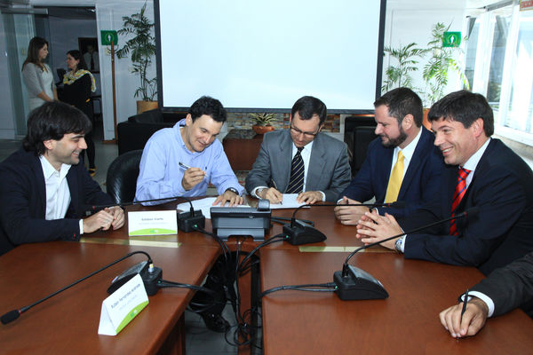 Cierre de Negociación Grupo EPM-MILLICOM
Cierre de Negociación Grupo EPM-MILLICOM
Fecha: Octubre 1 de 2013. Lugar:  Sala de Juntas, Edificio EPM
Para descargar esta fotografía en alta resolución, haga clic sobre la imagen hasta que la misma se despliegue en la pantalla completa; luego dé clic derecho y elija la opción "guardar imagen como". 
En caso de publicación por cualquier medio, solicitamos acompañarla del crédito: "Foto EPM".
Palabras clave: Cierre Negociación Grupo EPM MILLICOM