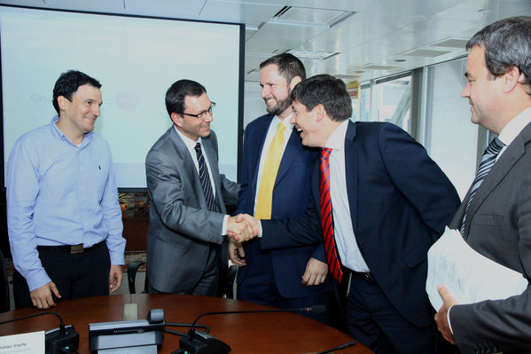 Cierre de Negociación Grupo EPM-MILLICOM
Cierre de Negociación Grupo EPM-MILLICOM
Fecha: Octubre 1 de 2013. Lugar:  Sala de Juntas, Edificio EPM
Para descargar esta fotografía en alta resolución, haga clic sobre la imagen hasta que la misma se despliegue en la pantalla completa; luego dé clic derecho y elija la opción "guardar imagen como". 
En caso de publicación por cualquier medio, solicitamos acompañarla del crédito: "Foto EPM".
Palabras clave: Cierre Negociación Grupo EPM MILLICOM