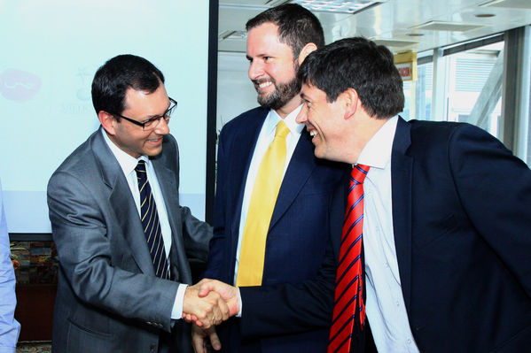 Cierre de Negociación Grupo EPM-MILLICOM
Cierre de Negociación Grupo EPM-MILLICOM
Fecha: Octubre 1 de 2013. Lugar:  Sala de Juntas, Edificio EPM
Para descargar esta fotografía en alta resolución, haga clic sobre la imagen hasta que la misma se despliegue en la pantalla completa; luego dé clic derecho y elija la opción "guardar imagen como". 
En caso de publicación por cualquier medio, solicitamos acompañarla del crédito: "Foto EPM".
Palabras clave: Cierre Negociación Grupo EPM MILLICOM