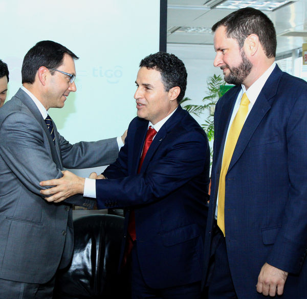 Cierre de Negociación Grupo EPM-MILLICOM
Cierre de Negociación Grupo EPM-MILLICOM
Fecha: Octubre 1 de 2013. Lugar:  Sala de Juntas, Edificio EPM
Para descargar esta fotografía en alta resolución, haga clic sobre la imagen hasta que la misma se despliegue en la pantalla completa; luego dé clic derecho y elija la opción "guardar imagen como". 
En caso de publicación por cualquier medio, solicitamos acompañarla del crédito: "Foto EPM".
Palabras clave: Cierre Negociación Grupo EPM MILLICOM