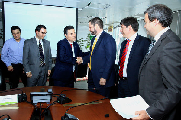 Cierre de Negociación Grupo EPM-MILLICOM
Cierre de Negociación Grupo EPM-MILLICOM
Fecha: Octubre 1 de 2013. Lugar:  Sala de Juntas, Edificio EPM
Para descargar esta fotografía en alta resolución, haga clic sobre la imagen hasta que la misma se despliegue en la pantalla completa; luego dé clic derecho y elija la opción "guardar imagen como". 
En caso de publicación por cualquier medio, solicitamos acompañarla del crédito: "Foto EPM".
Palabras clave: Cierre Negociación Grupo EPM MILLICOM