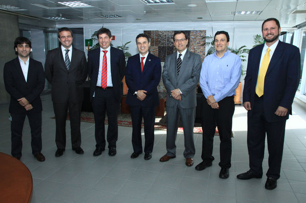 Cierre de Negociación Grupo EPM-MILLICOM
Cierre de Negociación Grupo EPM-MILLICOM
Fecha: Octubre 1 de 2013. Lugar:  Sala de Juntas, Edificio EPM
Para descargar esta fotografía en alta resolución, haga clic sobre la imagen hasta que la misma se despliegue en la pantalla completa; luego dé clic derecho y elija la opción "guardar imagen como". 
En caso de publicación por cualquier medio, solicitamos acompañarla del crédito: "Foto EPM".
Palabras clave: Cierre Negociación Grupo EPM MILLICOM