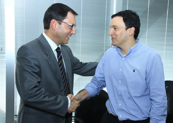 Cierre de Negociación Grupo EPM-MILLICOM
Cierre de Negociación Grupo EPM-MILLICOM
Fecha: Octubre 1 de 2013. Lugar:  Sala de Juntas, Edificio EPM
Para descargar esta fotografía en alta resolución, haga clic sobre la imagen hasta que la misma se despliegue en la pantalla completa; luego dé clic derecho y elija la opción "guardar imagen como". 
En caso de publicación por cualquier medio, solicitamos acompañarla del crédito: "Foto EPM".
Palabras clave: Cierre Negociación Grupo EPM MILLICOM