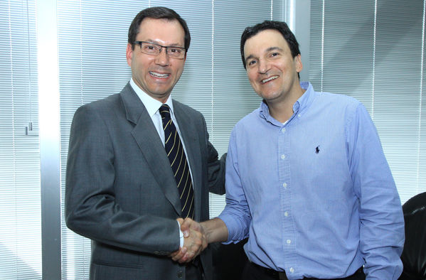 Cierre de Negociación Grupo EPM-MILLICOM
Cierre de Negociación Grupo EPM-MILLICOM
Fecha: Octubre 1 de 2013. Lugar:  Sala de Juntas, Edificio EPM
Para descargar esta fotografía en alta resolución, haga clic sobre la imagen hasta que la misma se despliegue en la pantalla completa; luego dé clic derecho y elija la opción "guardar imagen como". 
En caso de publicación por cualquier medio, solicitamos acompañarla del crédito: "Foto EPM".
Palabras clave: Cierre Negociación Grupo EPM MILLICOM