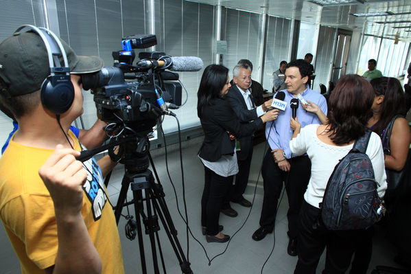Cierre de Negociación Grupo EPM-MILLICOM
Cierre de Negociación Grupo EPM-MILLICOM
Fecha: Octubre 1 de 2013. Lugar:  Sala de Juntas, Edificio EPM
Para descargar esta fotografía en alta resolución, haga clic sobre la imagen hasta que la misma se despliegue en la pantalla completa; luego dé clic derecho y elija la opción "guardar imagen como". 
En caso de publicación por cualquier medio, solicitamos acompañarla del crédito: "Foto EPM".
Palabras clave: Cierre Negociación Grupo EPM MILLICOM