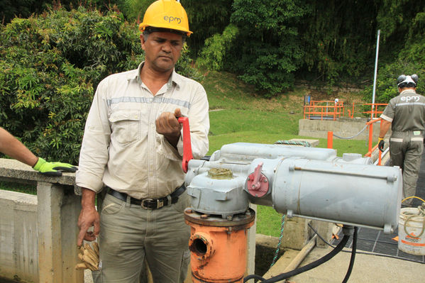 Trabajos en planta de potabilización Ayurá
Trabajos en planta de potabilización Ayurá
Fecha: Octubre 11 de 2014
Para descargar esta fotografía en alta resolución, haga clic sobre la imagen hasta que la misma se despliegue en la pantalla completa; luego dé clic derecho y elija la opción "guardar imagen como". 
En caso de publicación por cualquier medio, solicitamos acompañarla del crédito: "Foto EPM"
Palabras clave: Trabajos planta potabilización Ayurá