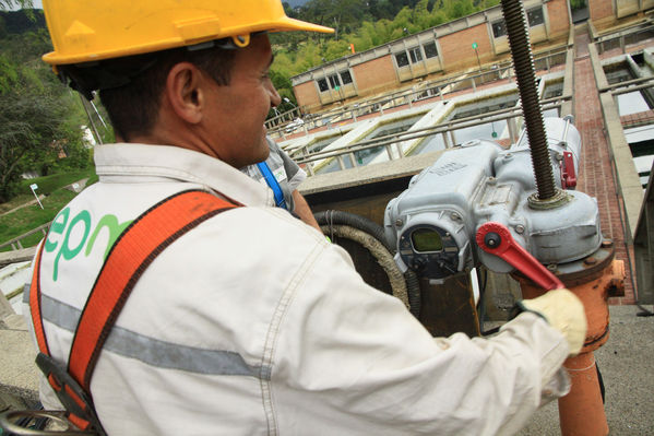 Trabajos en planta de potabilización Ayurá
Trabajos en planta de potabilización Ayurá
Fecha: Octubre 11 de 2014
Para descargar esta fotografía en alta resolución, haga clic sobre la imagen hasta que la misma se despliegue en la pantalla completa; luego dé clic derecho y elija la opción "guardar imagen como". 
En caso de publicación por cualquier medio, solicitamos acompañarla del crédito: "Foto EPM"
Palabras clave: Trabajos planta potabilización Ayurá
