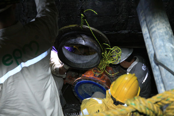 Trabajos en planta de potabilización Ayurá
Trabajos en planta de potabilización Ayurá
Fecha: Octubre 11 de 2014
Para descargar esta fotografía en alta resolución, haga clic sobre la imagen hasta que la misma se despliegue en la pantalla completa; luego dé clic derecho y elija la opción "guardar imagen como". 
En caso de publicación por cualquier medio, solicitamos acompañarla del crédito: "Foto EPM"
Palabras clave: Trabajos planta potabilización Ayurá
