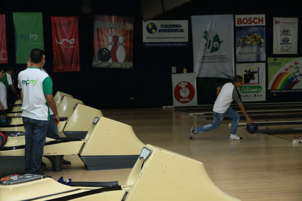 Juegos Deportivos y Recreativos
Juegos Deportivos y Recreativos
Fecha: Octubre 12 de 2014
Para descargar esta fotografía en alta resolución, haga clic sobre la imagen hasta que la misma se despliegue en la pantalla completa; luego dé clic derecho y elija la opción "guardar imagen como". 
En caso de publicación por cualquier medio, solicitamos acompañarla del crédito: "Foto EPM"

Palabras clave: Juegos Deportivos Recreativos Bolos Bolera Acuario