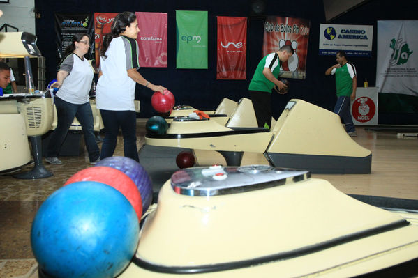 Juegos Deportivos y Recreativos
Juegos Deportivos y Recreativos
Fecha: Octubre 12 de 2014
Para descargar esta fotografía en alta resolución, haga clic sobre la imagen hasta que la misma se despliegue en la pantalla completa; luego dé clic derecho y elija la opción "guardar imagen como". 
En caso de publicación por cualquier medio, solicitamos acompañarla del crédito: "Foto EPM"

Palabras clave: Juegos Deportivos Recreativos Bolos Bolera Acuario