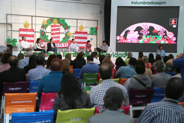 Rueda de prensa, Alumbrado Navideño 2014
Rueda de prensa, Alumbrado Navideño 2014
Fecha: Octubre 17 de 2014
Para descargar esta fotografía en alta resolución, haga clic sobre la imagen hasta que la misma se despliegue en la pantalla completa; luego dé clic derecho y elija la opción "guardar imagen como". 
En caso de publicación por cualquier medio, solicitamos acompañarla del crédito: "Foto EPM"

Palabras clave: Rueda prensa Alumbrado Navideño 2014