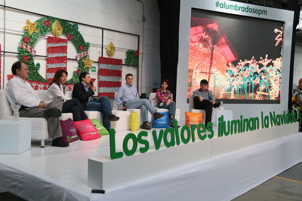 Rueda de prensa, Alumbrado Navideño 2014
Rueda de prensa, Alumbrado Navideño 2014
Fecha: Octubre 17 de 2014
Para descargar esta fotografía en alta resolución, haga clic sobre la imagen hasta que la misma se despliegue en la pantalla completa; luego dé clic derecho y elija la opción "guardar imagen como". 
En caso de publicación por cualquier medio, solicitamos acompañarla del crédito: "Foto EPM"

Palabras clave: Rueda prensa Alumbrado Navideño 2014
