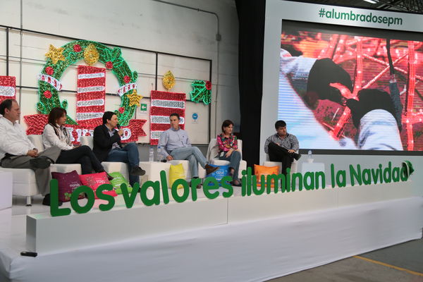 Rueda de prensa, Alumbrado Navideño 2014
Rueda de prensa, Alumbrado Navideño 2014
Fecha: Octubre 17 de 2014
Para descargar esta fotografía en alta resolución, haga clic sobre la imagen hasta que la misma se despliegue en la pantalla completa; luego dé clic derecho y elija la opción "guardar imagen como". 
En caso de publicación por cualquier medio, solicitamos acompañarla del crédito: "Foto EPM"

Palabras clave: Rueda prensa Alumbrado Navideño 2014