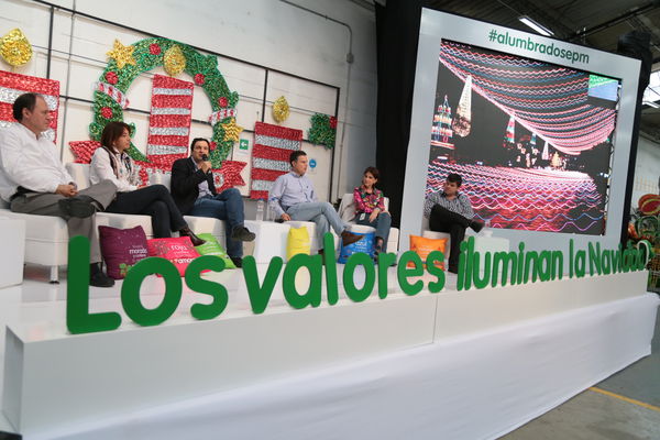 Rueda de prensa, Alumbrado Navideño 2014
Rueda de prensa, Alumbrado Navideño 2014
Fecha: Octubre 17 de 2014
Para descargar esta fotografía en alta resolución, haga clic sobre la imagen hasta que la misma se despliegue en la pantalla completa; luego dé clic derecho y elija la opción "guardar imagen como". 
En caso de publicación por cualquier medio, solicitamos acompañarla del crédito: "Foto EPM"

Palabras clave: Rueda prensa Alumbrado Navideño 2014